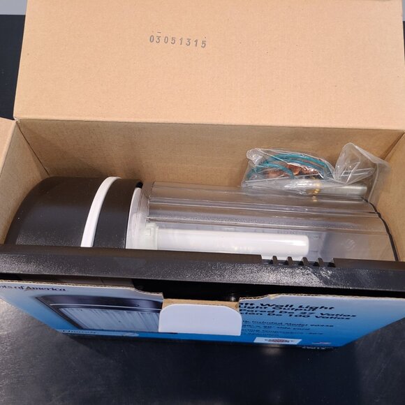 Lights of America - 27 Watt Wall Light ***BRAND NEW*** - Picture 5 of 9